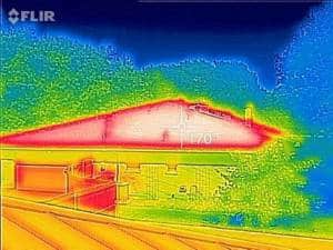 Image infrarouge de grenier de l'inspection de perte de chaleur